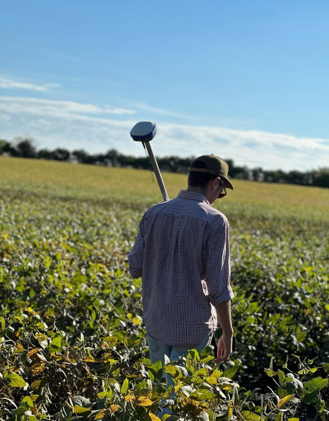 Fermín Deymonnaz realizando un relevamiento con equipo GNSS en un campo
