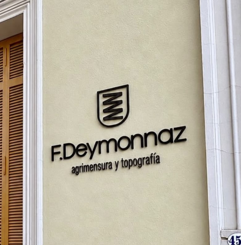 Fachada de la nueva oficina de F. Deymonnaz en Urquiza 455, Colón